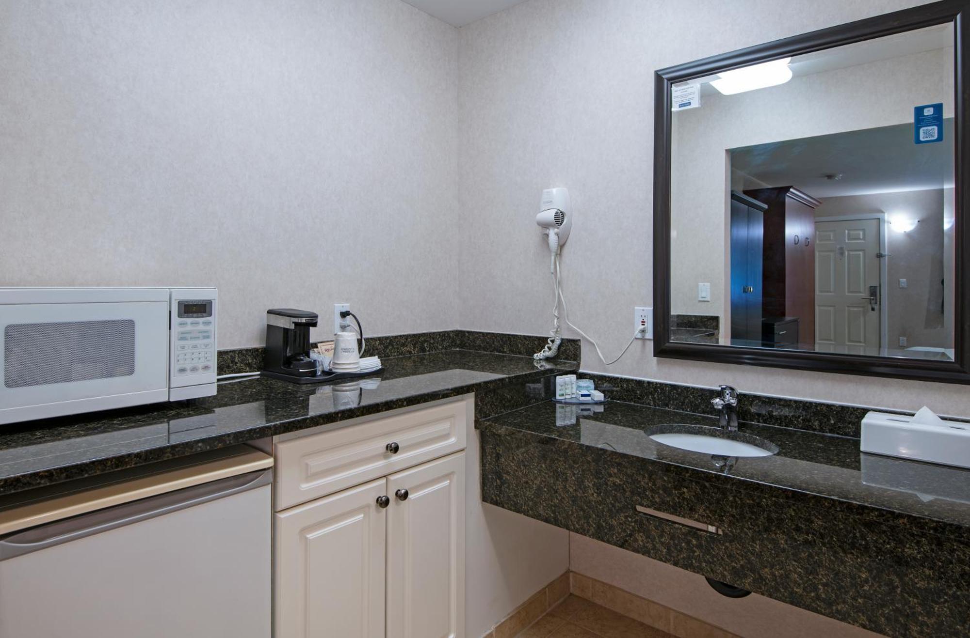 Travelodge By Wyndham Kamloops Mountview Zewnętrze zdjęcie